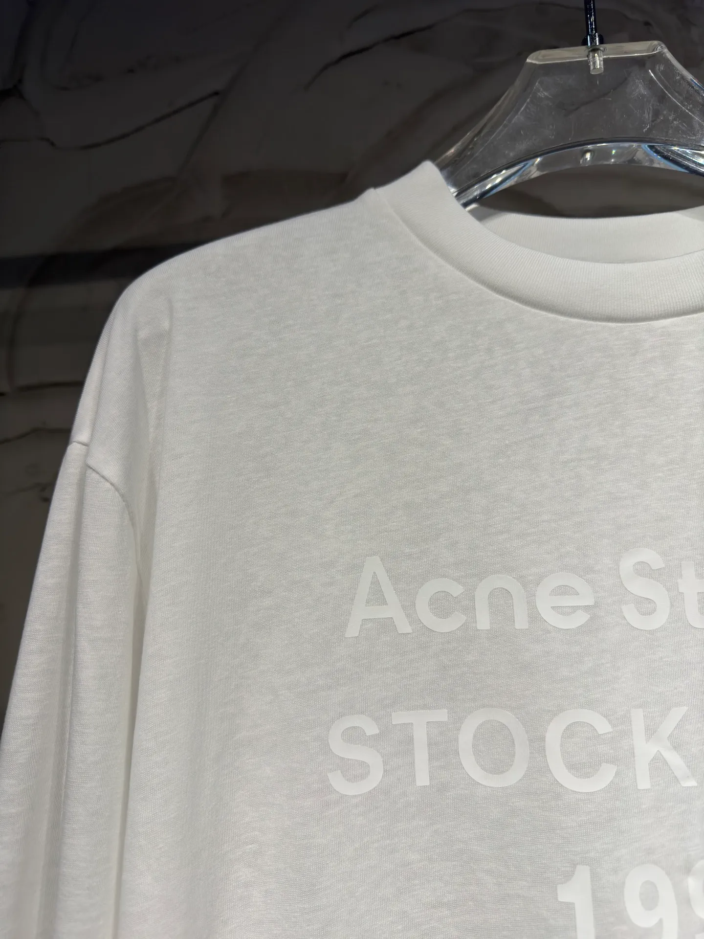 Acne Studios High Quality Classic Series minimalist dark printed logo, 26ss autumn and winter New Arrival new color, short-sleeved and long-sleeved bottoming shirt made by Acne, imported machine hot stamping process in the front and center, low-key and noble snowflake cotton fabric with slightly transparent texture, comfortable and Breathable. The short sleeves are refreshing and casual, and the long sleeves are suitable for layering. Round neck and loose version, regardless of body shape, same style for men and women. The wardrobe is always missing a basic white T Sizes: S M L XL